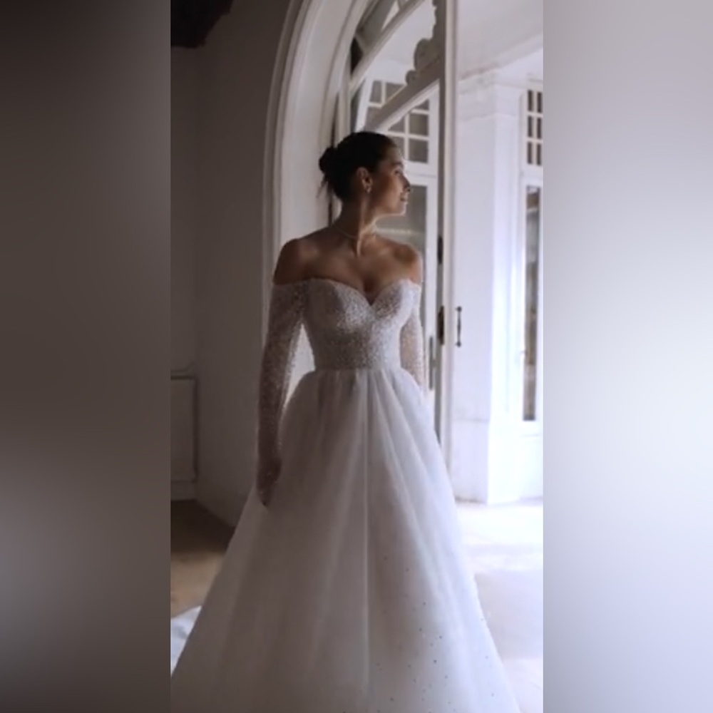 Elegant Off-Shoulder Ivory Bridal Gown.  Size 12.  Q75